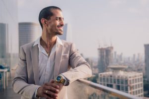 homme riche à Dubaï. Le Combat Contre l'Inégalité : Concentration de la Richesse