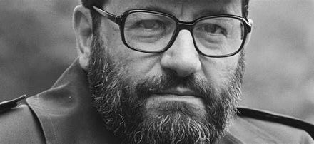 A pas de loup d’Umberto Eco, le livre qui vous ouvrira les yeux sur la manipulation médiatique